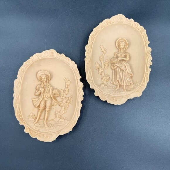 Vintage Set of 2 Victorian Cameo Wall Plaques Made in Mexico 9" x 6 3/8" - Picture 1 of 5